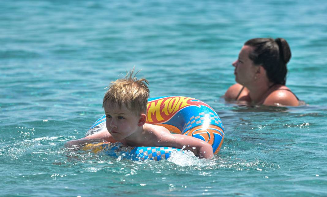 Antalya'da sıcaklık 43,7 dereceye yükseldi. Vatandaşlar sahile akın etti - Resim: 12